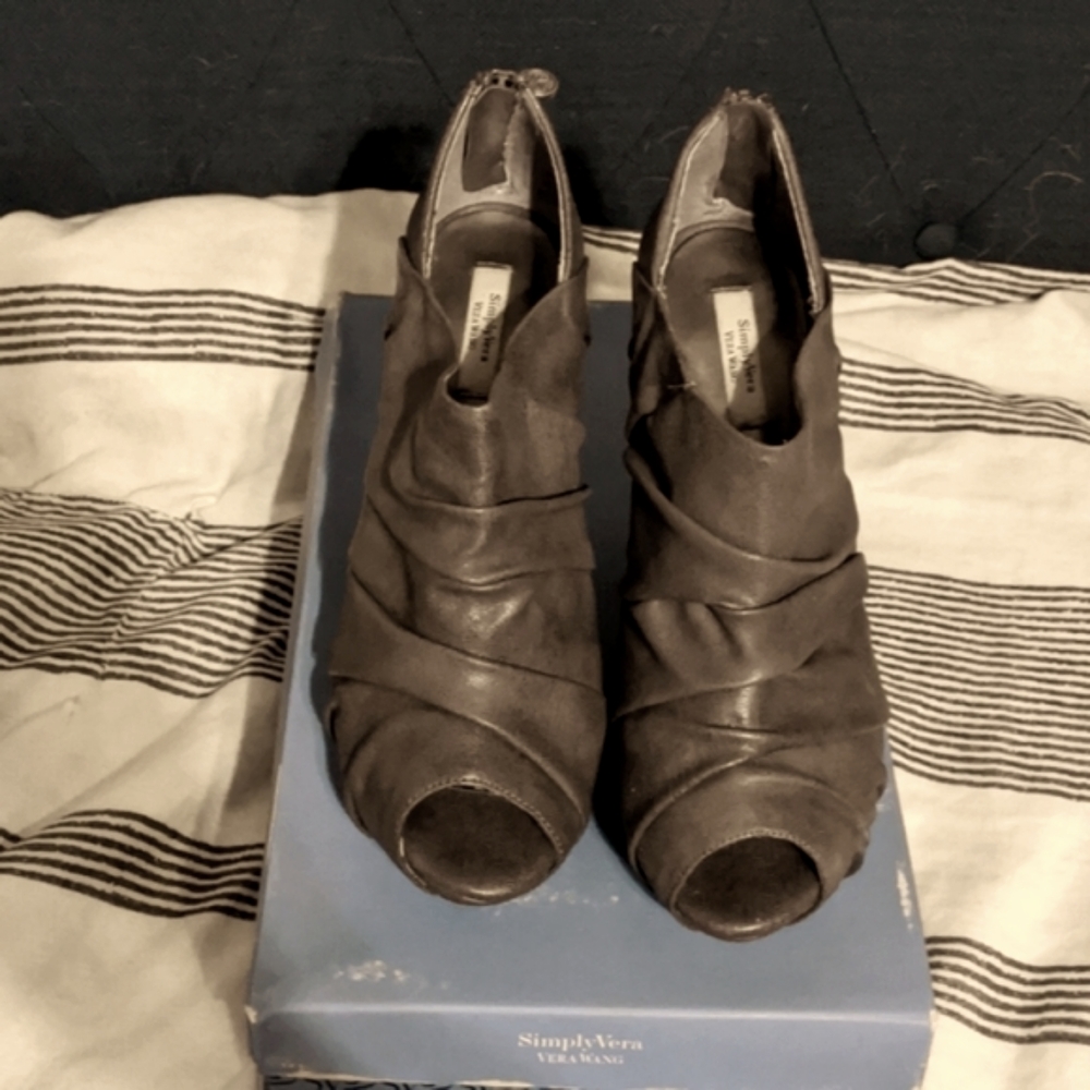 Vera Wang Saville Grey Heels